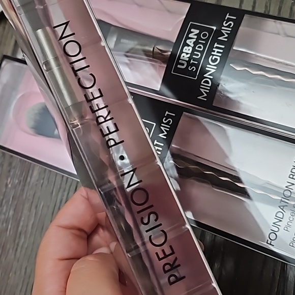 Set of 3 Urban Studio midnight mist foundation brush - Picture 5 of 8
